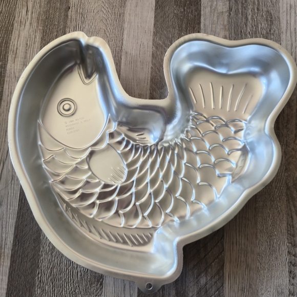 VINTAGE 1984 Wilton Big Fish Koi Cake Pan #2105-2763 - Aluminium Bakeware - Picture 1 of 4